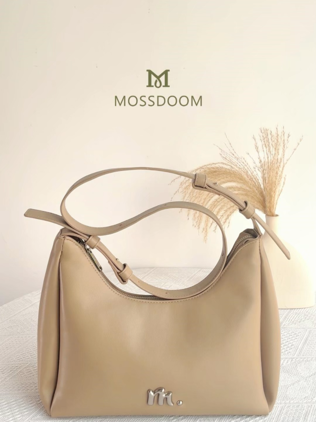 ✨Deanna Bag✨ Weekend vibes are calling, and she’s ready to answer 💃 Soft leather, roomy shape, and that effortlessly chic look—perfect for brunch, errands, or just slayin’ Saturday in style 💅 #Mossdoom #DeannaBag #WeekendOOTD #ChicEveryday