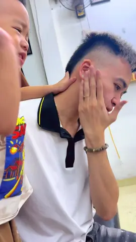 Khó chịu vô cùng 🙃🙃 #embedethuong #embedangyeu . Đã bảo đang yêu mà cứ cho cái tay lên 😁