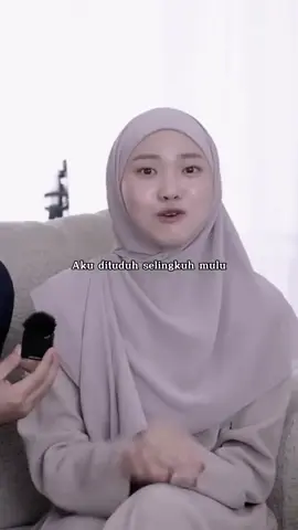 Pasangan 'Couple Goals' Jule dan Daehoon diterpa badai. Selebgram Julia Prastini alias Jule dirumorkan selingkuh dari suaminya, Na Daehoon. Isu ini mencuat setelah beredarnya foto mesra Jule dengan pria lain di media sosial. Benarkah kisah harmonis mereka hanya di depan kamera? Mari tunggu klarifikasi resminya! #JuleDaehoon #JuliaPrastini #NaDaehoon #SelebgramSelingkuh #CoupleGoalsRuntuh 