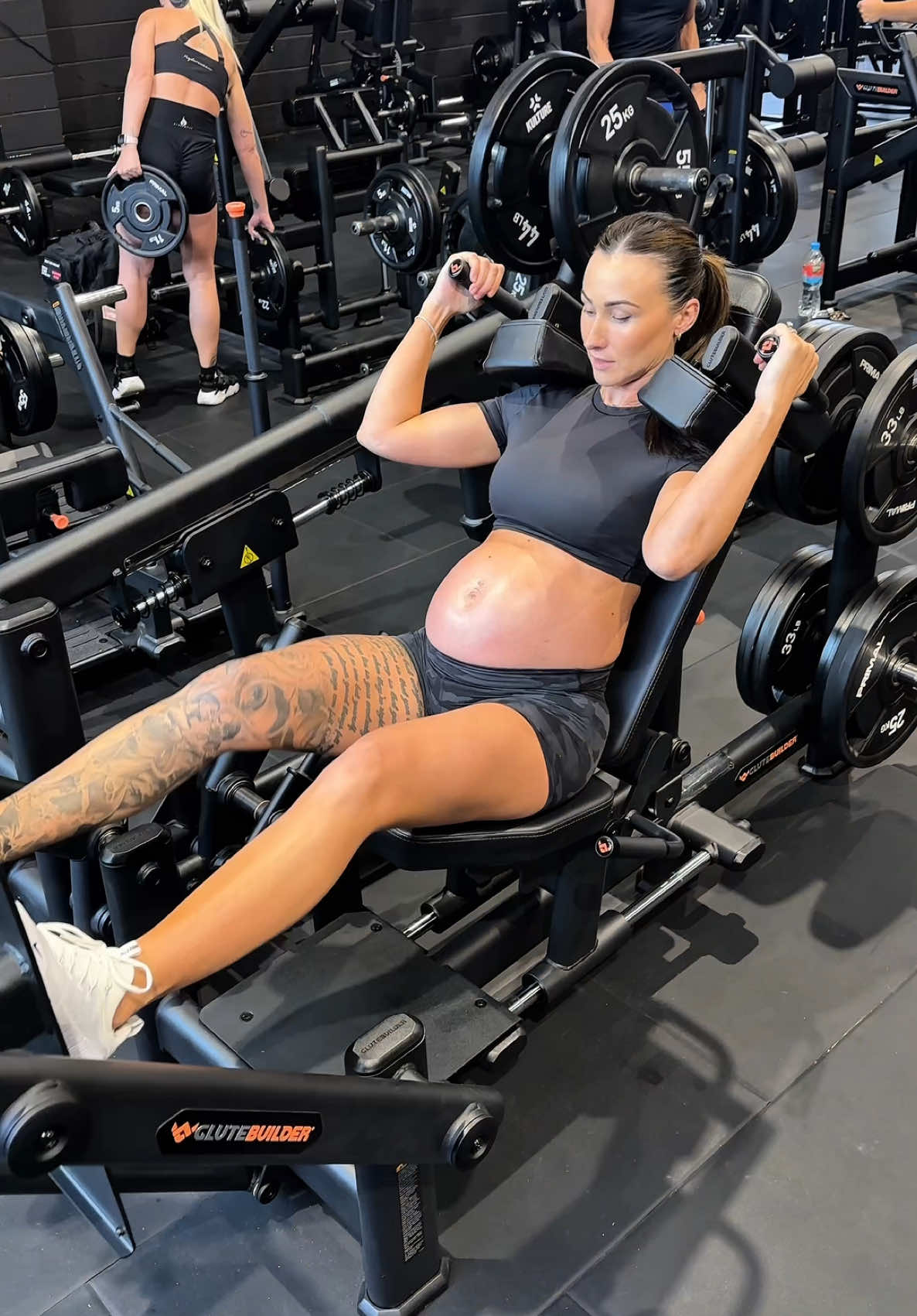 Keeping my body strong throughout my pregnancy is so important to me. im a low risk pregnancy, so i can carry on what I was doing before hand. there are so many benefits for baby and mama ✨💪🏼🥰 @STRNG @KultureTrainingClub 