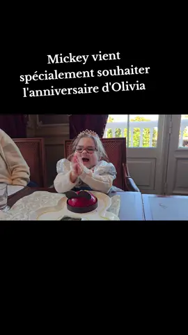 Extrait de notre vlog youtube...Logiquement les personnages ne viennent pas pour les gateaux d'anniversaire pour eviter d'etre sale ou avoir des taches sur leur costume mais la magie de Disney a fait que le patron lui meme est venu soihaiter l'anniversaire de notre princesse. @Disneyland Paris ✨ @Disney Parks  #pourtoi #disneyfan #dlpfan #disneylandparis #mickeymousse 
