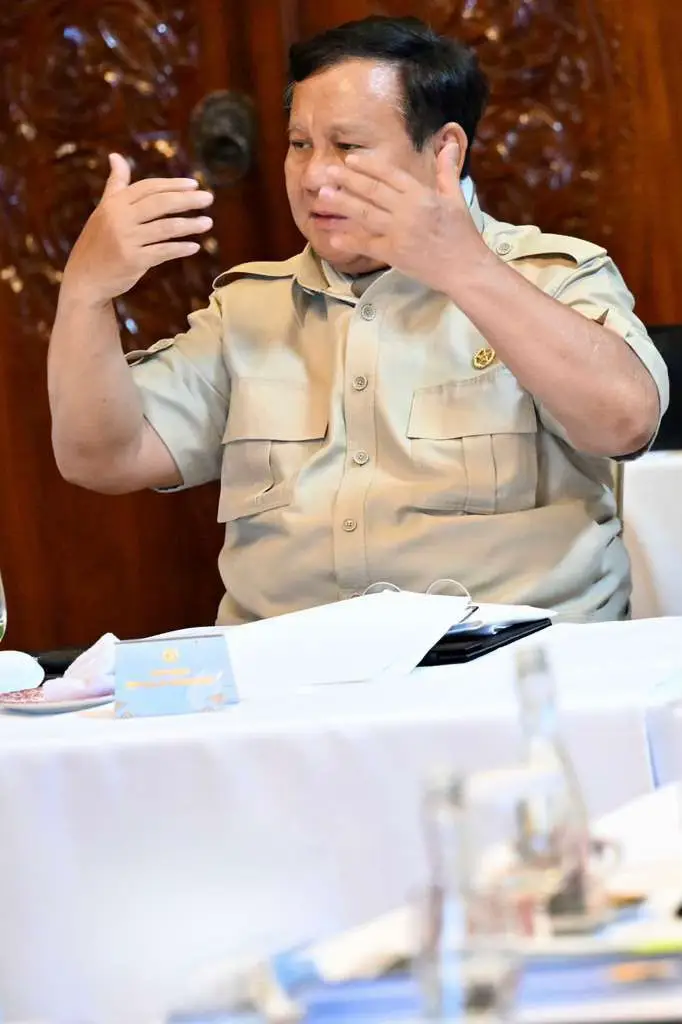 Kamis pagi, 16 Oktober 2025, Presiden Prabowo Subianto memimpin Rapat Terbatas Kabinet Merah Putih di kediaman Kertanegara. Dalam rapat tersebut, Presiden memberikan arahan pada beberapa bidang strategis: Bidang Pertanian: Presiden menugaskan Menteri Pertanian untuk segera memproduksi pupuk berkualitas tinggi dengan harga terjangkau, guna meningkatkan produktivitas petani dan memperkuat ketahanan pangan nasional. Bidang Ekonomi dan Perbankan: Presiden menekankan pentingnya optimalisasi pemanfaatan Devisa Hasil Ekspor (DHE) agar dapat mendorong stabilitas ekonomi nasional dan memperkuat cadangan devisa negara. Bidang Pendidikan: Presiden menginstruksikan Kementerian Pendidikan Tinggi, Sains, dan Teknologi untuk menyiapkan lebih dari 2.000 putra-putri terbaik Indonesia agar dalam waktu dekat ini siap bekerja di sektor-sektor strategis, baik di BUMN maupun perusahaan swasta nasional. 