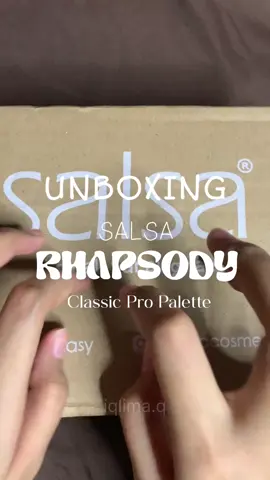Rhapsody palette @Salsa Cosmetic Official NEW FORMULA!!! lebih GONG dari versi sebelumnyaaa😭😭 the texture, the pigmented JUST PERFECT😭✨😭✨ BURUAN COBAINN JANGAN SAMPE KEABISANNNN😭🫵😭🫵😭🫵 #salsacosmetic #salsarhapsody #makeup 