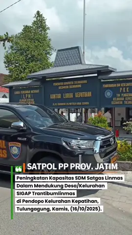 Satpol PP Jatim Gelar Sosialisasi dan Pembinaan Linmas di Kelurahan Kepatihan TULUNGAGUNG – Satuan Polisi Pamong Praja (Satpol PP) Provinsi Jawa Timur menggelar kegiatan sosialisasi dan pembinaan bertajuk, “Peningkatan Kapasitas SDM Satgas Linmas dalam Mendukung Desa/Kelurahan SIGAP Trantibumlinmas” bertempat di Aula Kelurahan Kepatihan, Kecamatan / Kabupaten Tulungagung, Kamis (16/10/2025). Kegiatan ini bertujuan memperkuat peran dan kemampuan Linmas di tingkat desa/kelurahan agar lebih siap menjaga ketertiban umum dan perlindungan masyarakat (Trantibumlinmas), serta mendukung pengaktifan kembali poskamling sesuai arahan Kementerian Dalam Negeri. Acara dibuka secara resmi oleh Kepala Satpol PP Provinsi Jawa Timur, Dr. Andik Fajar Tjahyono, Drs., M.Si., dan Kanit Binmas Polda Jatim AKBP Ketut, di hadiri oleh perwakilan dari Satpol PP Tulungagung, Damkar Tulungagung, dan anggota Satgas Linmas, perangkat Kelurahan Kepatihan, Babinsa, Bhabinkamtibmas, serta tokoh masyarakat. Rangkaian kegiatan dari patroli dialogis hingga pembinaan teknis dimulai sejak Rabu malam (15/10/2025), dengan patroli dialogis di lingkungan RW 09 Kelurahan Kepatihan. Dalam kegiatan tersebut, Satpol PP bersama Lurah, Linmas, Bhabinkamtibmas, Babinsa, kepala dusun, RT/RW, dan warga berdiskusi tentang keamanan lingkungan malam hari. Berlanjut pada Kamis pagi (16/10/2025), pembinaan Linmas dilaksanakan di Aula Kelurahan Kepatihan. Rangkaian acara diawali dengan menyanyikan lagu Indonesia Raya dan Mars Satlinmas, dilanjutkan doa bersama yang dipimpin oleh Irhasir dari Satpol PP Jatim. Sesi inti diisi dengan pemaparan materi komprehensif dari berbagai narasumber, antara lain dari Kanit Binmas Polda Jatim yang menjelaskan peran Linmas dalam menjaga keamanan dan koordinasi dengan kepolisian. Pemateri dari Kabid Linmas Tulungagung menyampaikan strategi implementasi program Linmas di tingkat lokal. Dan dari Damkarmat Tulungagung, memberikan pelatihan penanganan awal bencana, termasuk kebakaran dan kebocoran gas. Tak hanya itu, Damkar juga menyelenggarakan pelatihan khusus penanganan darurat hewan liar, seperti teknik menangkap ular dan mengenali karakteristiknya. Pelatihan ini bertujuan membekali Linmas dengan keterampilan praktis yang relevan dengan kondisi lapangan. “Tugas Linmas bukan hanya menjaga ketertiban, tapi juga membantu masyarakat dalam situasi darurat. Pelatihan ini penting untuk kesiapsiagaan,” ujar Dr. Andik Fajar Tjahyono. Kegiatan sosialisasi juga diisi dengan sesi tanya jawab dan komitmen bersama untuk mengimplementasikan ilmu yang didapat dalam tugas sehari-hari. Seluruh peserta menerima kaos Linmas sebagai bentuk apresiasi dan simbol partisipasi aktif. Tempat sama, Kepala Kelurahan Kepatihan, Rio Hendrawan Nusantara, menyampaikan terima kasih atas terselenggaranya kegiatan ini. “Melalui peningkatan SDM Linmas, kami berharap keamanan dan ketertiban di Kelurahan Kepatihan dapat terjaga dengan lebih baik,” ungkap Rio. Kegiatan ini menjadi langkah strategis dalam membentuk Satlinmas yang profesional, tangguh, dan responsif terhadap tantangan keamanan serta perlindungan masyarakat di tingkat Desa/Kelurahan. #satpolppjatim #satpolppjatimsigap #kepatihantulungagung #tulungagung #linmas 