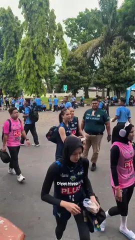 Pesona Srikandi petrokimia gresik 😍 mana nih pendukungnya,akankah back to back juara? #volitarkam #voliasik #livoli2025 