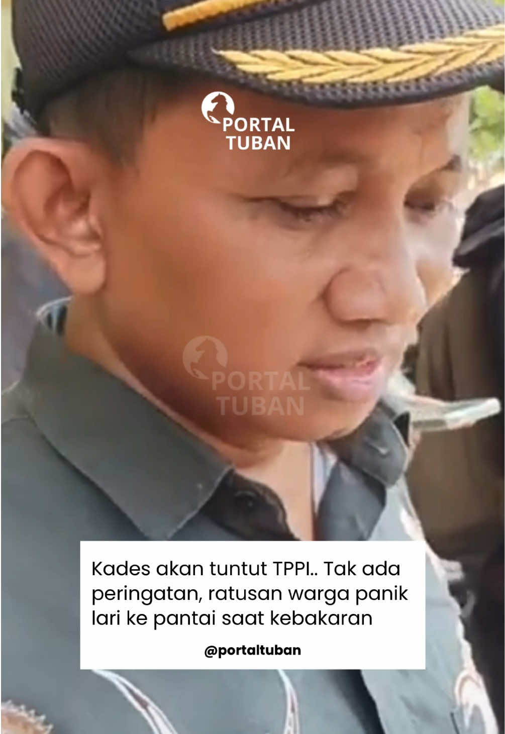 Warga Desa Tasikharjo, Kecamatan Jenu, Tuban, sempat panik saat terjadi ledakan dan kebakaran di area PT Trans Pacific Petrochemical Indotama (TPPI), Kamis (16/10/2025) siang. Menurut penuturan Kepala Desa Tasikharjo, Damuri, sekitar pukul 11.30 terdengar ledakan diikuti asap tebal yang mengepul. Ia menyebut, tidak ada peringatan atau imbauan dari pihak perusahaan kepada warga agar segera mengungsi. Akibatnya, ratusan warga berlarian secara mandiri ke arah Pantai Panduri karena khawatir ada gas beracun atau ledakan susulan. Bahkan sekolah-sekolah di sekitar lokasi juga memulangkan siswa lebih awal. Sekitar setengah jam setelah kejadian, pihak TPPI baru menurunkan bus untuk mengevakuasi warga. Kades Tasikharjo, Damuri, menyatakan akan menuntut pertanggungjawaban dari TPPI.  Sementara itu, anggota BPD Desa Tasikharjo, Moch Sholeh, menilai sistem komunikasi dan peringatan darurat TPPI sangat buruk. Sirine sempat berbunyi satu kali lalu dimatikan, baru menyala lagi 30 menit kemudian. Hingga kini belum ada keterangan resmi dari pihak TPPI. Kondisi terakhir: situasi sudah dinyatakan aman, warga telah kembali ke rumah masing-masing. 🎥 Live Tiktok Halo Tuban #Tuban #TPPI #Tasikharjo #KebakaranTPPI #BeritaTuban 