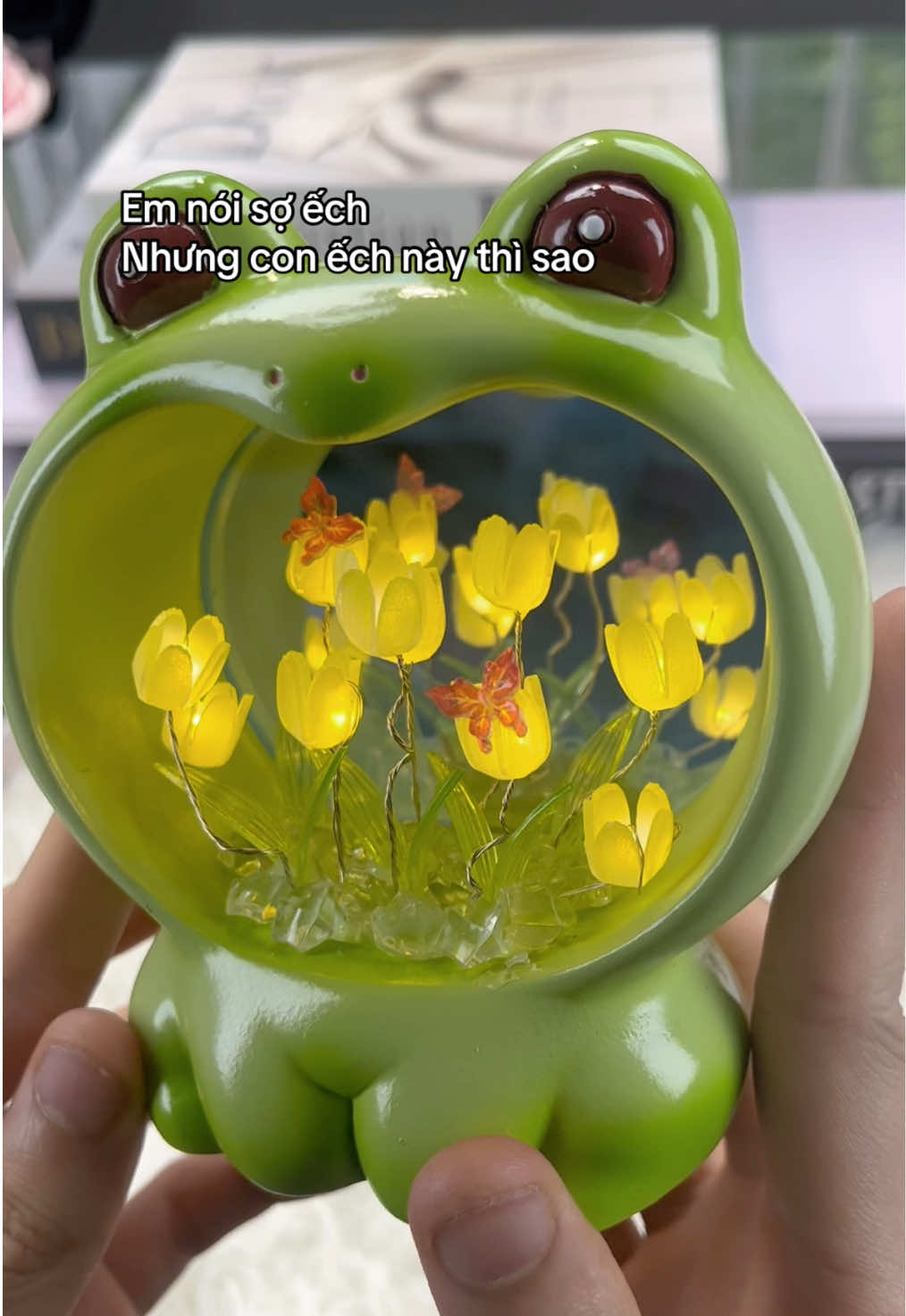 Anh biết em sợ ếch… nên anh mua luôn con này 🐸💡 Không kêu “ộp ộp”, chỉ biết phát sáng vì em 😝 #denngudethuong #denngutiktok #tiemhoamimi #quatang #decorphong