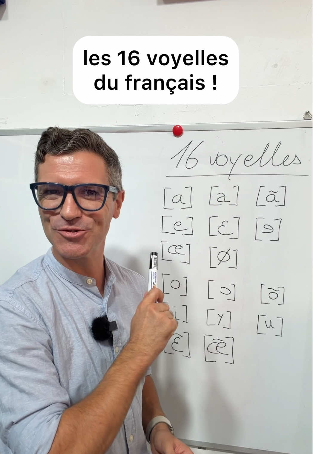 🇫🇷 15, 16, 17… Les Français ne sont pas tous d’accord sur la quantité de voyelles disponibles dans notre alphabet phonétique 😅 Nous avons décidé de « couper la poire en deux » et de vous présenter les 16 voyelles avec des exemples pour bien différencier leur prononciation et leur orthographe ! Dites-moi dans les commentaires, quelles sont celles qui sont les plus difficiles à prononcer pour vous ?