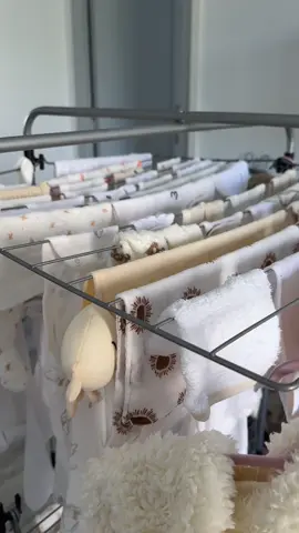 Je crois que je commence à aimer à faire les machines 🥺  Vous avez acheté quoi comme lessive pour vos baby ? Moi la persavon abricot et l’odeur OMG 😍  #grossesse #maternite #pregnant #baby #novem 