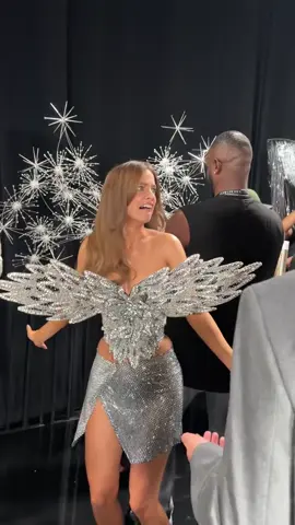 🎥 10.15.25 | Barbara Palvin Sprouse backstage at the Victoria’s Secret Fashion Show 2025 in New York City. © Victoria’s Secret #barbarapalvin #barbarasprouse #barbellas #barbellos #vsfs25   