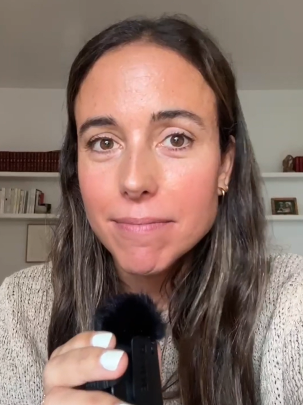 Empezar a meditar puede ser un pequeño gesto con grandes beneficios para tu día a día ✨🧘‍♀️ En este nuevo vídeo, @thewellco._ nos explica cómo incorporar la meditación puede ayudarte a reducir el estrés, mejorar la concentración y sentirte más presente en cada momento. 💚 ¿Tú ya tienes tu momento de calma diario? Cuéntanos cómo lo haces 👇 #KernPharma #KernPharmaATuLado #Saludable #Bienestar #Mindfulness #Colaboración