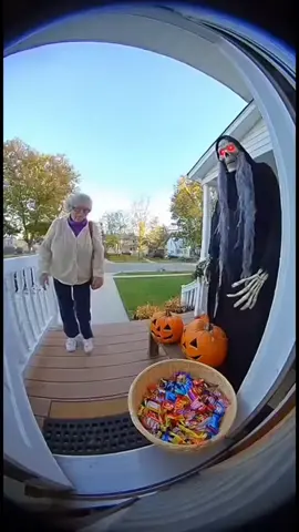 Funniest Halloween Pranks 🤣#tiktokhalloweencontest #scarepranks #jumpscare #halloweenscare #bushmanprank 