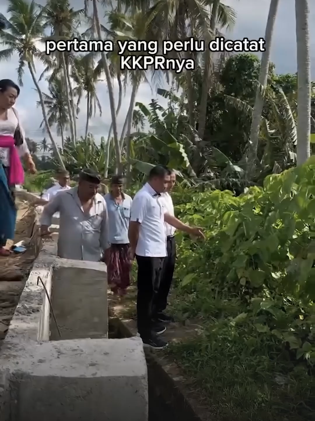 Pembangunan residence ganggu akses ke sawah, warga Desa Kemenuh ngadu ke dewan Sumber : Balipost.com Video : facebook Ketut Sudarsana #gianyar #sukawati #dprdgianyar