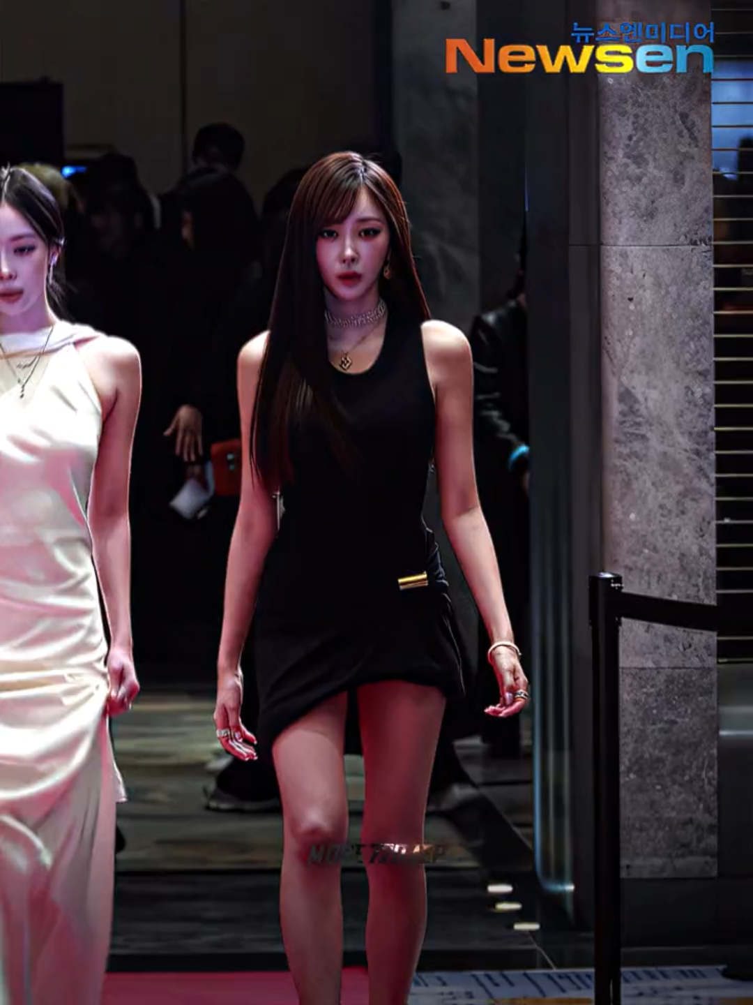 Gisel Version she looks pretty with black dress 🥰😍