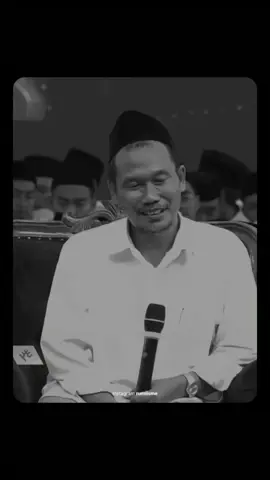 Harusnya ketika orang itu dikritik dengan kesalahan yang nyata, bukan fitnah tapi kesalahan yang nyata, kesalahan Anda itu bahaya sekali di dunia dan akhirat anda. Sekarang kamu menjadi tahu karena dikasi tahu. Harusnya berterimakasih sama yang ngasih tahu. 
