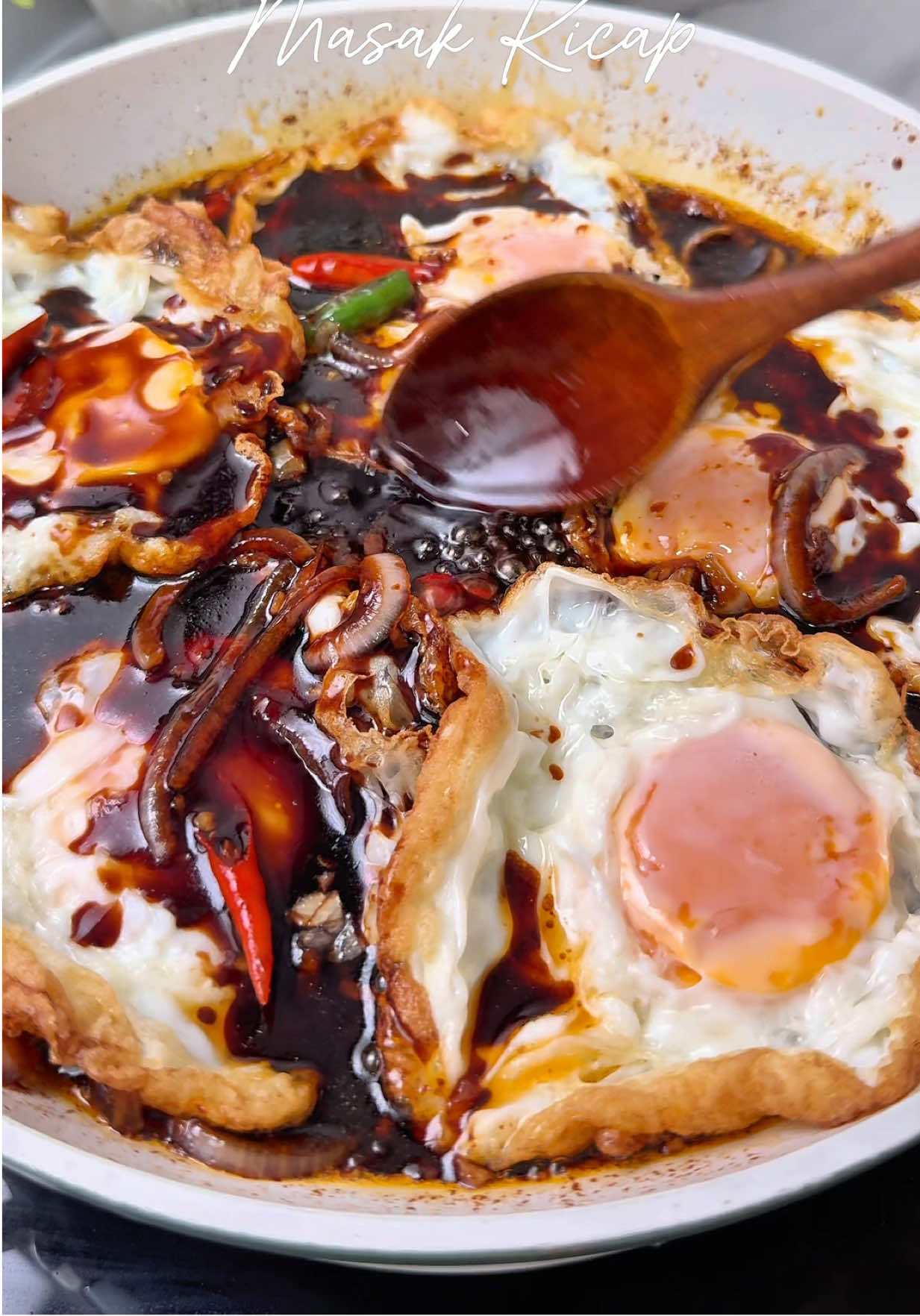 TELUR MATA MASAK KICAP Bahan-bahan : 🔹Telur mata (4-5 biji) ✨1/2 biji bawang besar ✨3 ulas bawang putih ✨1 inci halia ✨Cili padi (ikut tahap kepedasan) ✨1/4 cawan kicap manis ✨3sb sos cili (korang boleh adjust ikut citarasa) ✨3sb sos tomato ✨Sedikit air Cara-cara : 📍Goreng telur mata macam biasa.  📍Tumis bawang putih, bawang merah, halia & cili padi sehingga naik bau.  📍Masukkan kicap manis, sos cili, sos tomato & air. Masak sebentar.  📍Last sekali masukkan telur mata. Kacau2 kejap je.  📍Siap. Mudah dan pantas. Semestinya sedap 😋  Selamat mencuba 🍛 #didapuryana #telurmata #telurmasakkicap #masakkicap #telurmatamasakkicap 