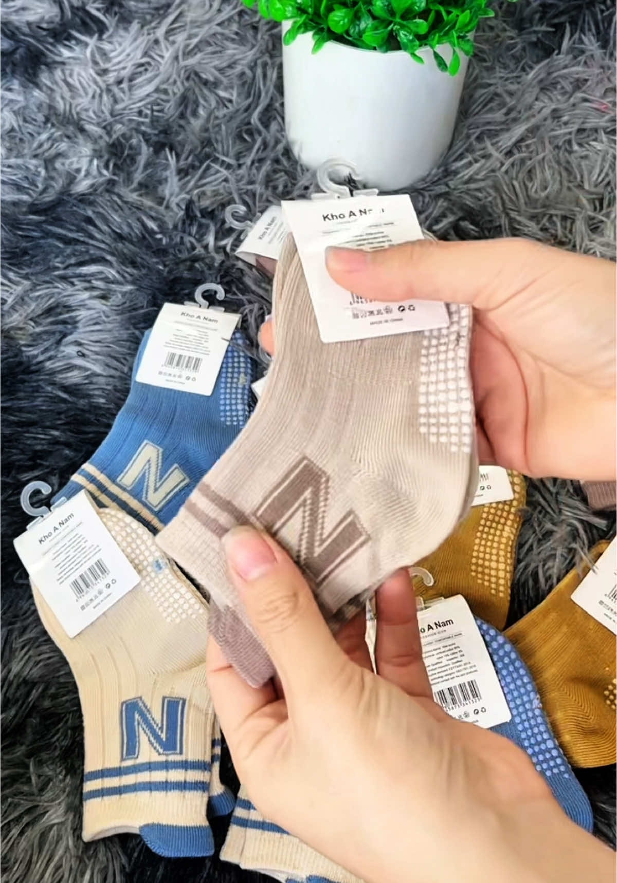 Tất trông trơn cho con mềm êm thoáng chân thoải mái . Con đi rất tiện lại an toàn a #tatchongtron #tatchobe #tattreem #xuhuon 