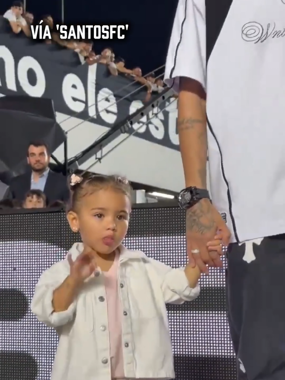 😋 De tal PADRE... 😂 La hija de NEYMAR imita la celebración del brasileño. Vía 'santosfc' #DeportesEnTikTok #elchiringuitotv #tiktokfootballacademy 
