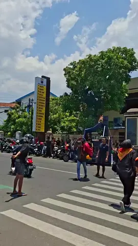 https://kediritangguh.co/paguyuban-jaranan-kota-kediri-tuntut-pengeroyokan-barongan-ditangkap-hanif-proses-hukum/ #jaranan #infokediriraya