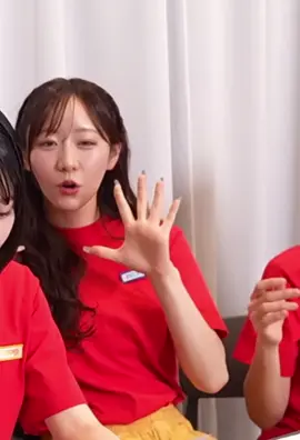 この2人の手のワチャワチャも好き笑笑 🍇ﾆｮｷｯ✋ 🫐なんか出てきた！😳 🫐大丈夫かな？ﾂﾝﾂﾝﾂﾝ 🍇ﾜﾁｬﾜﾁｬﾜﾁｬ✋ 🫐ｳﾜｧｧｧｧ!!! #真中まな #仲川瑠夏 #るなぴ  #FRUITSZIPPER #おすすめにのりたい 