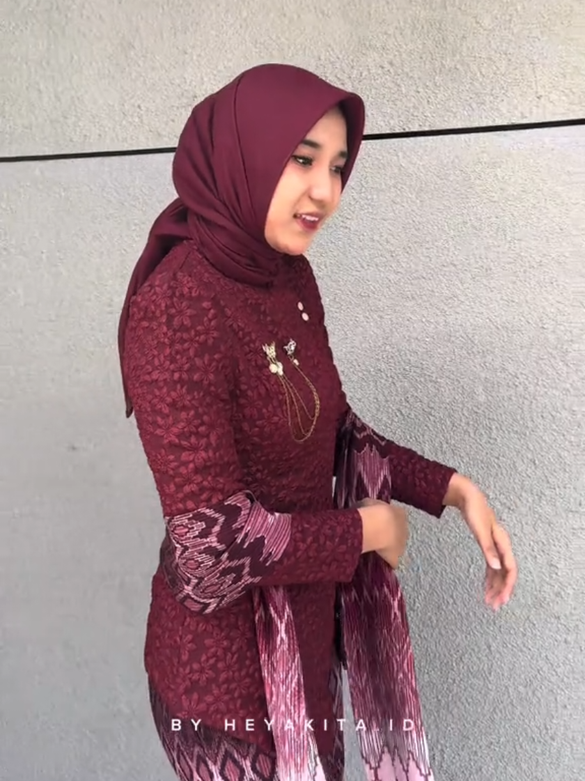 In frame : Ayu BURGUNDY & Ayu denim ✨ #rekomendasikebaya #akita #kebaya #janggan #fyppppppppppppppppppppppp 