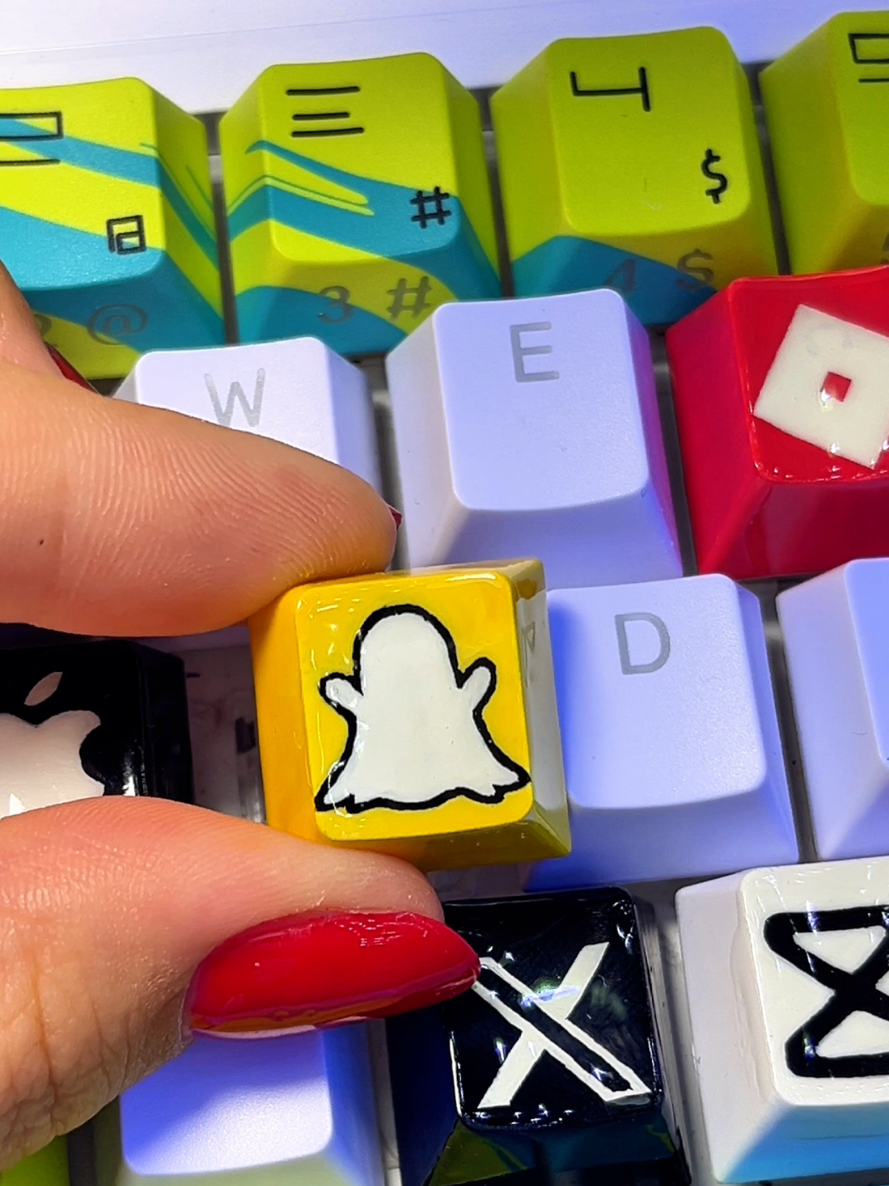 Replying to @alexa.bertov Drawing S for Snapchat Logo! But on my keyboard!@snapchat #drawings #keyboard #keycaps #custom #snapchat 