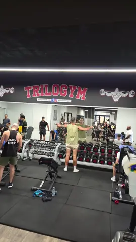 Elevação lateral com os amigos ajudando… ou atrapalhando? 😂💪🔥🤣🏋️‍♀️ #treinoemequipe  #musculaçãodivertida  #amigosnaacademia  #fococomrisadas  #elevacaolateral 