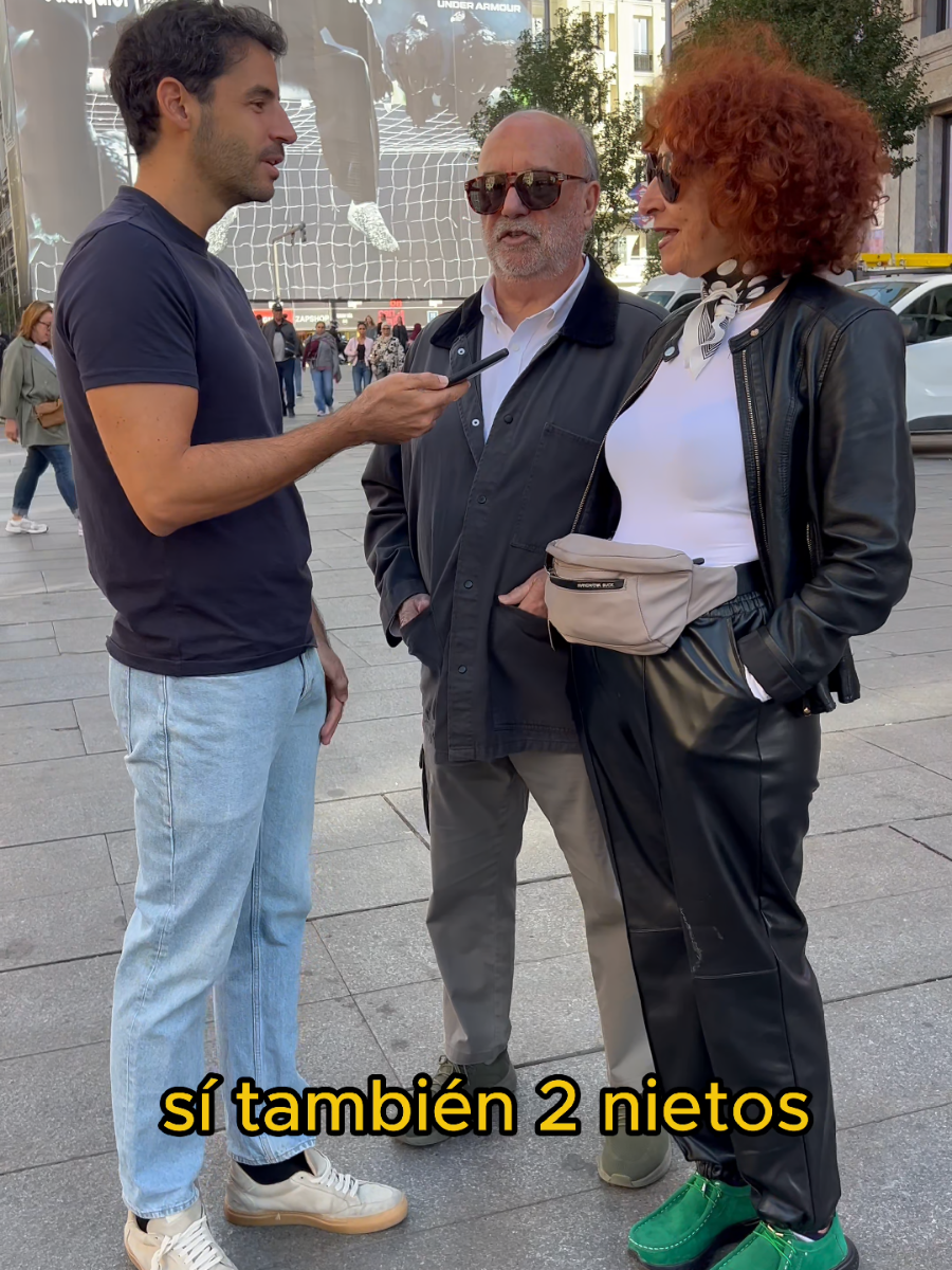 Estos señores llevan como pareja más de media vida y comparten las claves para durar. Hablando por la calle #aquetededicas #secretosdepareja #parejasgoals #entrevistasenlacalle #queopinanporlacalle 