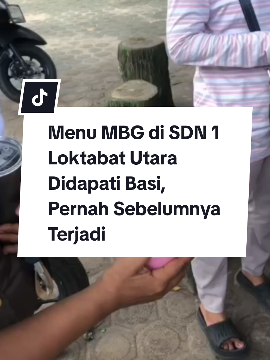 BANJARBARU - Ratusan porsi menu Makan Bergizi Gratis (MBG) yang disalurkan ke SDN 1 Loktabat Utara Kota Banjarbaru didapati sudah basi, Kamis (16/10/2025) siang. Kabar itu diterima para murid dan guru usai MBG tersebut didistribusikan ke kelas-kelas dengan menu mie kuning, telur, dan stik tempe. Tati, salah satu orangtua murid kelas 4 SDN 1 Loktabat Utara 1 membenarkan kejadian tersebut. 
