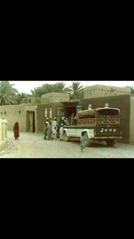 صورة جميلة لماضي الزمن الجميل..كان مسكنهم بيوت الطين ومصدر رزقهم من النخيل ،، عمان قديمآ