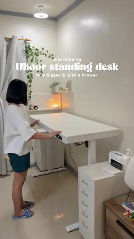 Upgraded my home office setup with a new Uhoor standing desk. ♡  More space, built-in drawer, USB-C ports, and quick assembly straight out of the box ✨ . . #standingdesk #uhoor #uhoorstandingdesk #wfhsetup #desksetup 