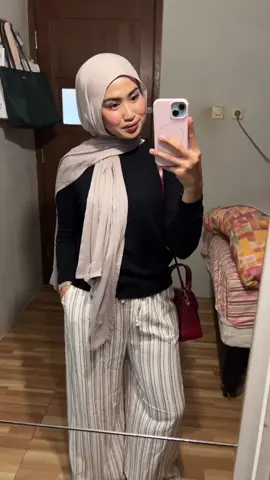 sukaa bangettt warnanya #fitcheck #stripedpants 