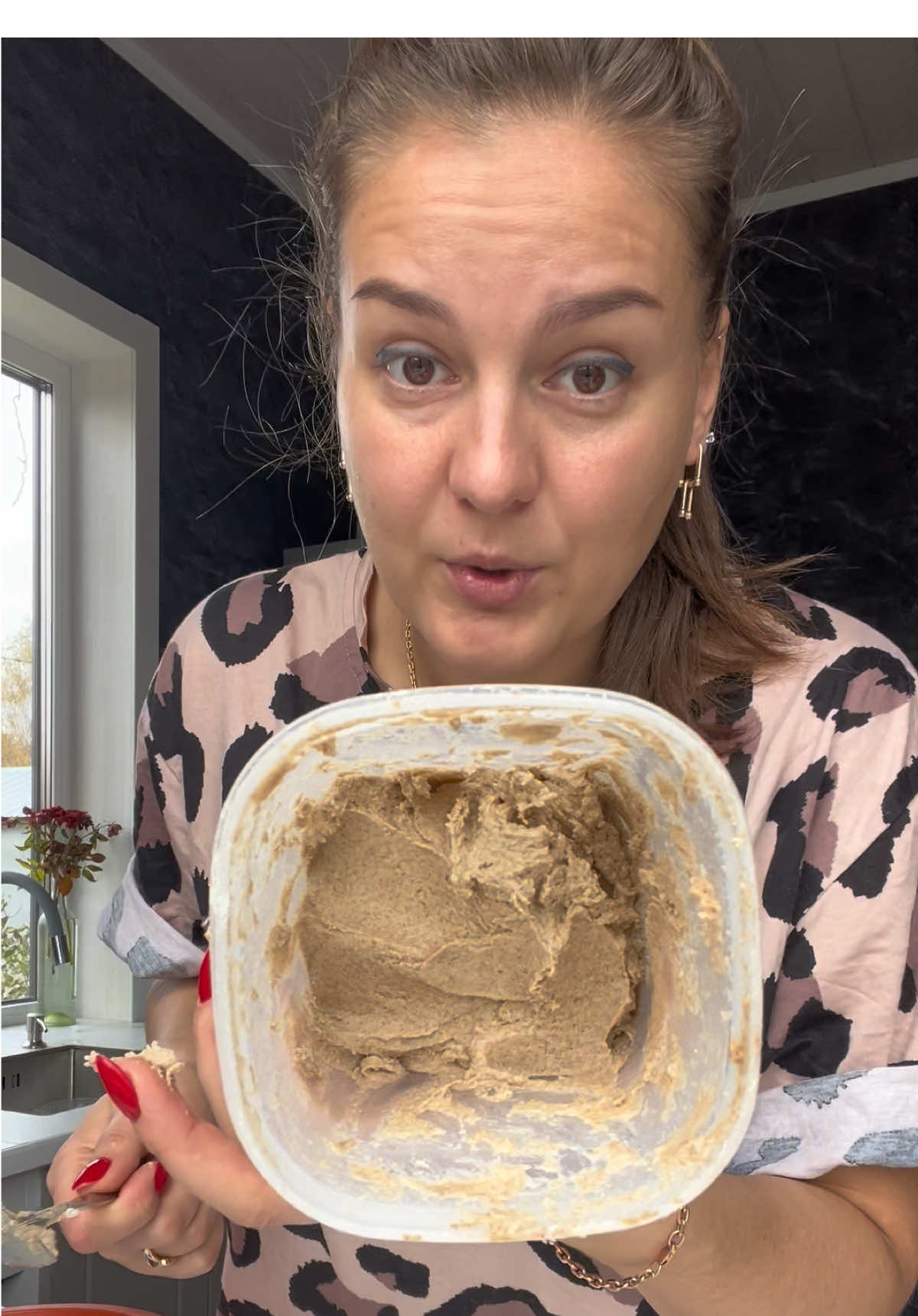 Закваска ржаная:  1 день - 1 ложка мука ржаная +воды чтоб по густоте как сметана густая  2 день сюда же - 1 ложка мука ржаная +воды чтоб по густоте как сметана густая  3 день сюда же - 1 ложка мука ржаная +воды чтоб по густоте как сметана густая  Начиная с 4 дня брать только одну ложку закваски (остальная закваска выбрасывается) и в нее 3 ложки муки ржаной +воды чтоб по густоте как сметана густая  Про закваску https://t.me/olgasherbinina888/15864 И так 20 дней до активного брожения , ежедневно В первые 20 , а лучше 30 дней хранить только в тепле, не в холодильнике. Начинать печь можно когда закваске недели три, пока закваска молодая -подходить хлеб будет 7-8 часов. Со временем начнёт подходить быстрее. Для пшеничного хлеба, это на 2 булки: 2-3 столовые ложки закваски +550 мл хол. воды из под крана, перемешать. +12 гр.соли +15 гр. сахара -перемешать, добавить 700 гр муки пшеничной. Сформировать хлеб, поместить в формы и оставить на 5-6 часов. Формы покупала на озон, 500 и 700 гр.  Я пеку час.