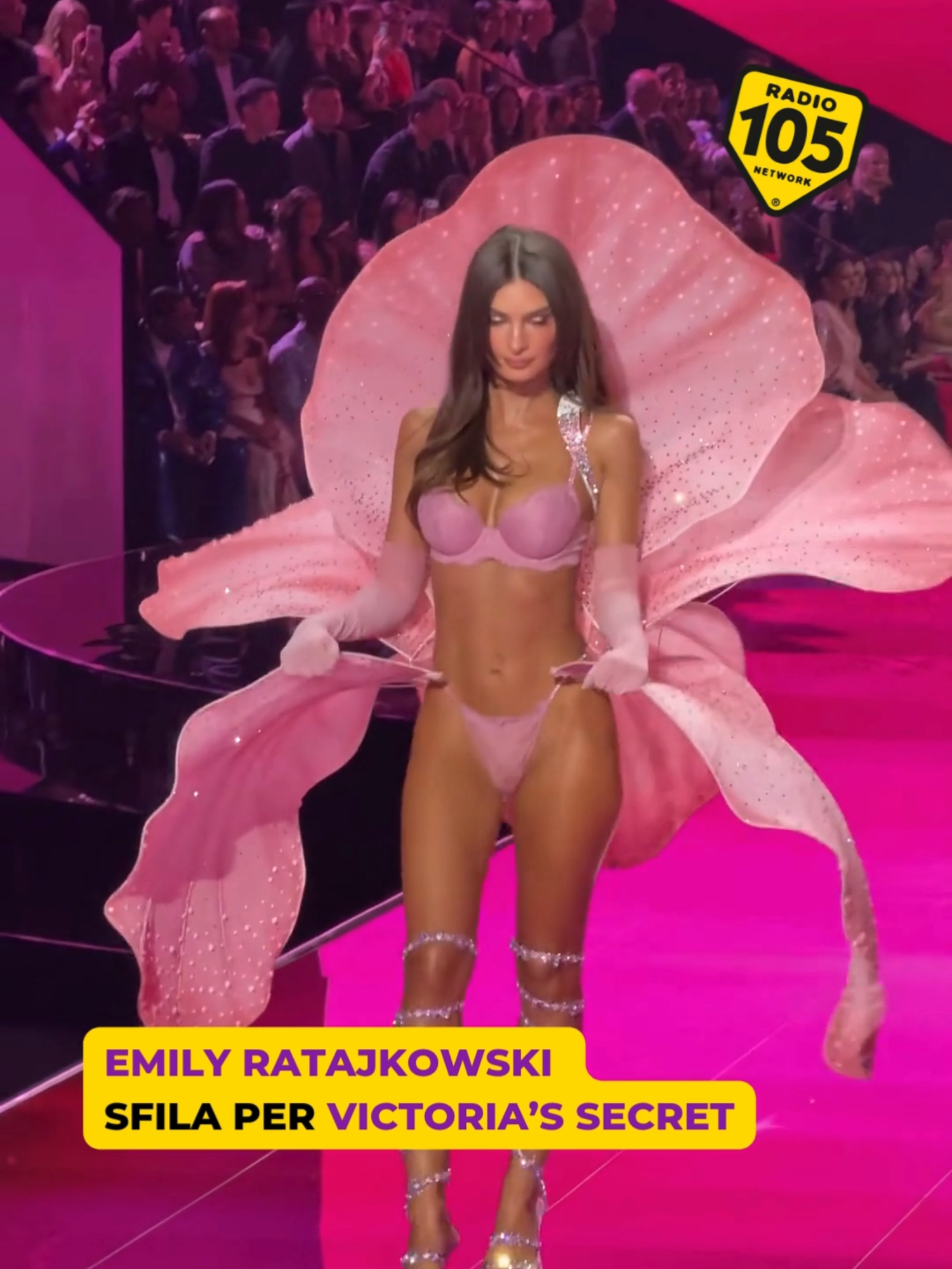 Nuovo “angelo” per Victoria’s Secret: Emily Ratajkowski debutta in passerella 👼 ❤️ Video: TikTok voguemagazine #radio105 #emilyratajkowski #victoriassecret #vsfs #davedere