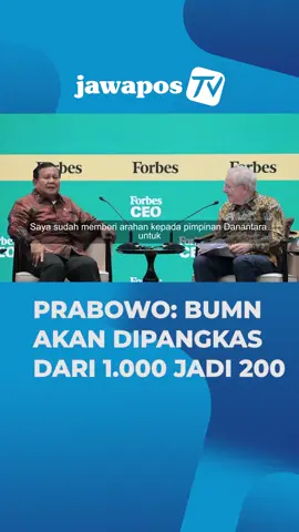 Presiden Prabowo Subianto mengumumkan rencana besar rasionalisasi Badan Usaha Milik Negara (BUMN) saat berbicara di forum Forbes Global CEO Conference 2025 di St. Regis, Jakarta. Dalam dialog bersama Steve Forbes, Prabowo menegaskan bahwa pemerintah akan memangkas jumlah BUMN dari 1.000 menjadi sekitar 200 perusahaan agar pengelolaan menjadi lebih efisien dan profesional. “Saya sudah memberikan arahan kepada pimpinan Danantara untuk merasionalisasi semuanya, memangkas dari 1.000 BUMN menjadi angka yang lebih rasional — mungkin 200, atau 230, 240,” ujar Prabowo. Langkah ini merupakan bagian dari reformasi besar yang menargetkan BUMN dikelola dengan standar bisnis internasional dan membuka peluang bagi profesional asing memimpin perusahaan BUMN. Prabowo juga menekankan pentingnya sinergi antara politik dan ekonomi agar kebijakan yang diambil berbasis data dan rasionalitas, bukan kepentingan sesaat. #PrabowoSubianto #ForbesConference2025 #BUMN #ReformasiBUMN #Danantara 