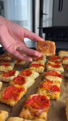 PIZZETTE DI PASTA SFOGLIA💥 Croccanti fuori, morbide e leggere dentro... si sfogliano, si sciolgono in bocca e profumano di pomodoro come le vere pizzette da forno! Sono facilissime da preparare, perfette per un aperitivo veloce,  una festa o semplicemente quando hai voglia di qualcosa di buono senza impazzire in cucina Ti basta un rotolo di pasta sfoglia, un po' di salsa di pomodoro, un pizzico di origano, e in pochi minuti hai delle pizzette che spariranno in un attimo! Provale e vedrai che gusto... una tira l'altra! Seguimi per altre ricette facili, veloci e super golose come questa! #pizzette #pizzettedipastasfoglia #ricettefacili#ricetteveloci #aperitivofattoincasa #pizzettine #antipastiveloci #cucinaitaliana #cucinacasalinga#ricettedafare #ideaperaperitivo #ricettegolose #pastasfoglia #pizzalover #fattoincasa#homemadefood #ricetteitaliane #snackveloci #cucinaconme#ricettadellasettimana