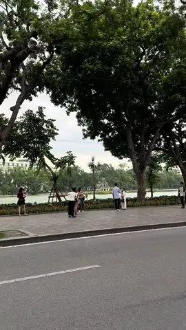 Cái thời tiết mùa thu của Hà Nội khiến mình chỉ muốn lên xe và ra đường, chỉ cần là đi dạo tâm hồn cũng cảm thấy bình yên, dễ chịu đến lạ thường...! @Hà Nội Về Đêm ❤️ #hanoivedem❤ #langthanghanoi #nhachaymoingay #xuhuong2025 