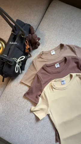 The Effortless Basic Top #fashiontrends #basictop #basicfit #monochrome #whitetop 