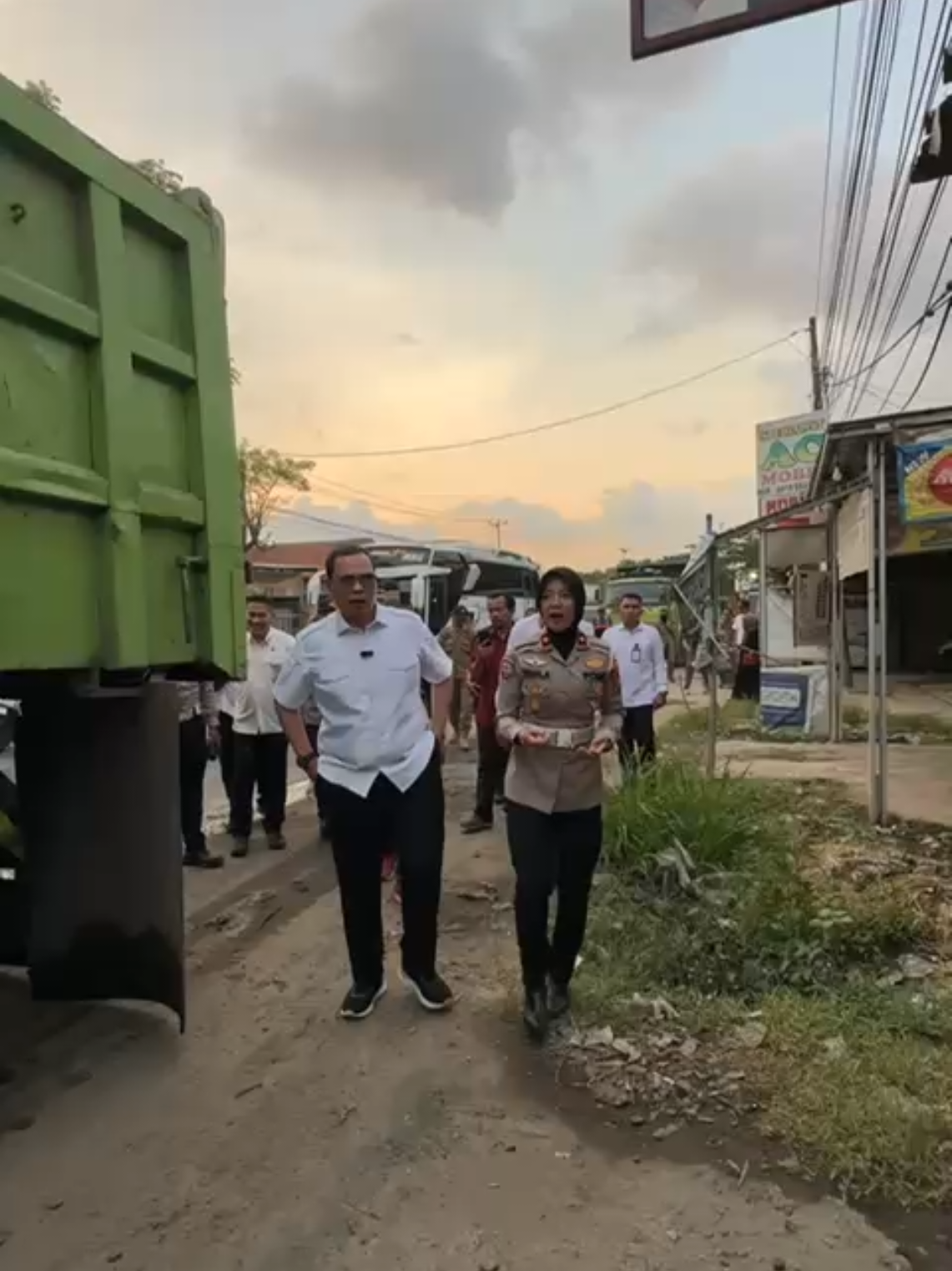 Pemerintah Kota (Pemkot) Serang menindaklanjuti keluhan warga soal meningkatnya kecelakaan dan kerusakan jalan akibat aktivitas truk besar di wilayah Kramatwatu. Wali Kota Serang Budi Rustandi turun langsung ke lokasi pada Rabu (15/10/2025) untuk meninjau kondisi di lapangan. Ia menemukan banyak truk parkir di pinggir jalan yang menghambat arus lalu lintas. Banyak kecelakaan karena truk besar melebihi muatan dan berhenti di pinggir jalan. Jalan jadi rusak, bergelombang, dan licin karena air yang menetes dari kendaraan,” ujar Budi, Kamis 16 Oktober 2025. Pemkot Serang kini berkoordinasi dengan Polresta Serang Kota untuk membatasi operasi truk besar di kawasan tersebut demi keselamatan pengguna jalan dan kenyamanan warga. #PemkotSerang #BudiRustandi #Kramatwatu  #beritaserang 