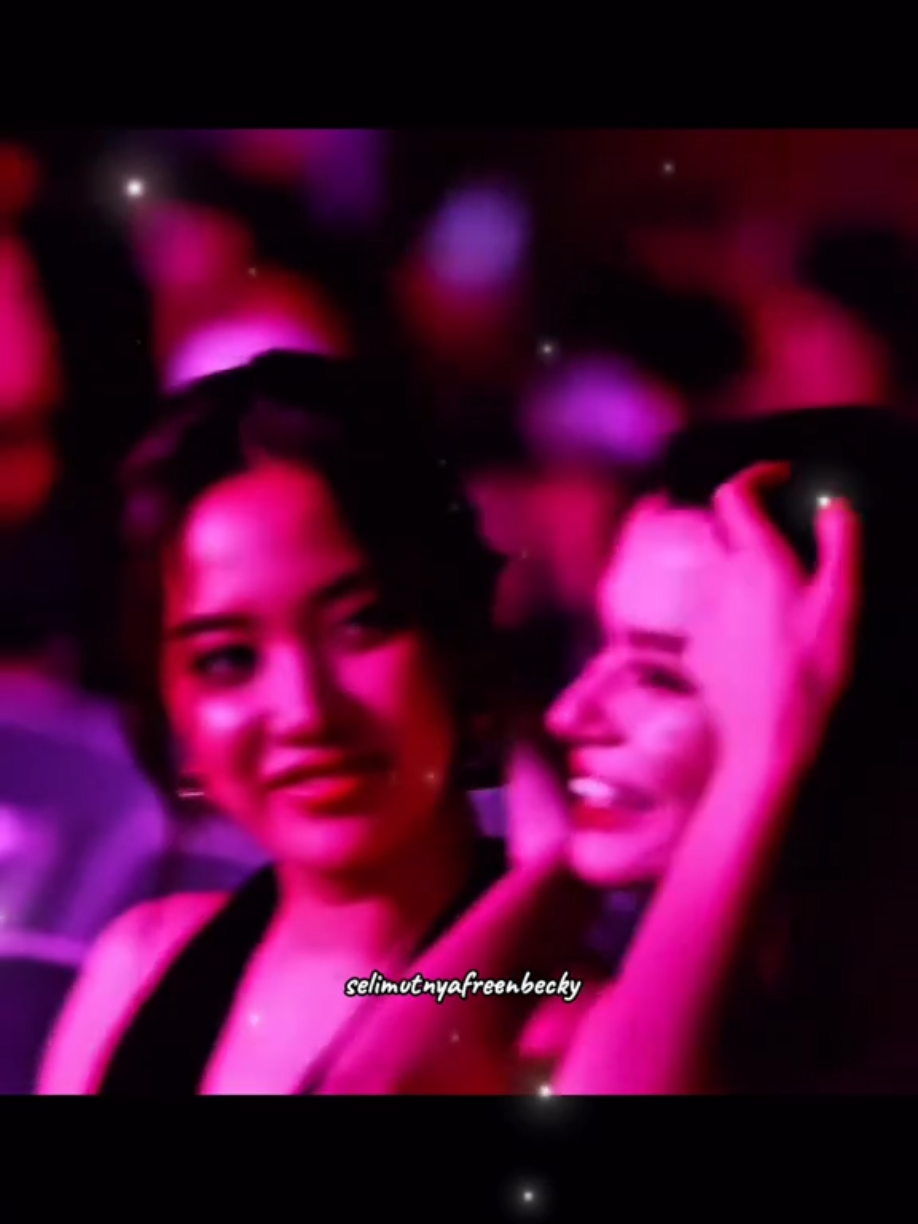 They start together, left together,  still together ☺ Masih tetap mereka 🥰 #freenbecky #beckyarmstrong #freensarocha #beckfreen #freenbecky❤️ 