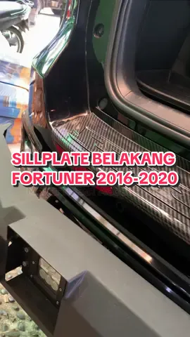 Naik turunin barang di bagasi? Jangan sampe baret dong! 😬 Pakai sillplate belakang Fortuner, biar tetap aman dan makin keren tampilannya 😎 Safety + Style = Gaskeun! #SillplateFortuner #FortunerGanteng #PelindungBumper #SUVModif #AksesorisKeren 