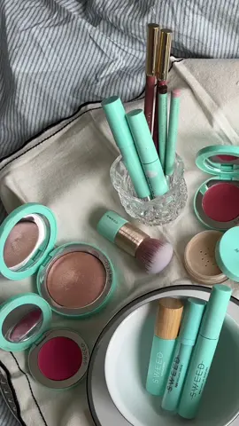 Makeup for breakfast🫖☕️🩵 What’s on your menu?  #sweedbeauty #vegan #clean #awardwinning #cleanbeauty 