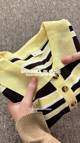 Stop! Kamu yang BB-nya mentok 60KG, jangan scroll dulu. Gak sengaja nemu blouse rajut stripe by Tantisa yang slay abis, anti-begah, dan lowkey bakal bikin outfit kamu jadi drip. 💅✨ #shadirablouse #blouserajut #blousestripe #bytantisa 