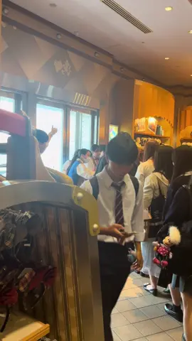 今日ヒョウ柄ファンキャップを求めてボンボヤージュに行ったら高校生のカップルがいて、ファンキャップが残り1つしかなかったみたいで、彼氏さんが持ってなかったから持ってたやつ譲ったらめっちゃ喜んでくれて！お会計の後もわざわざお礼言いに来てくれてほんとに良い気持ちになった💖ほんとにそのカップル素敵すぎて忘れられない🥹いつまでもお幸せに💫 #ヒョウ柄ファンキャップ #ディズニー #jk #カップルに届け 