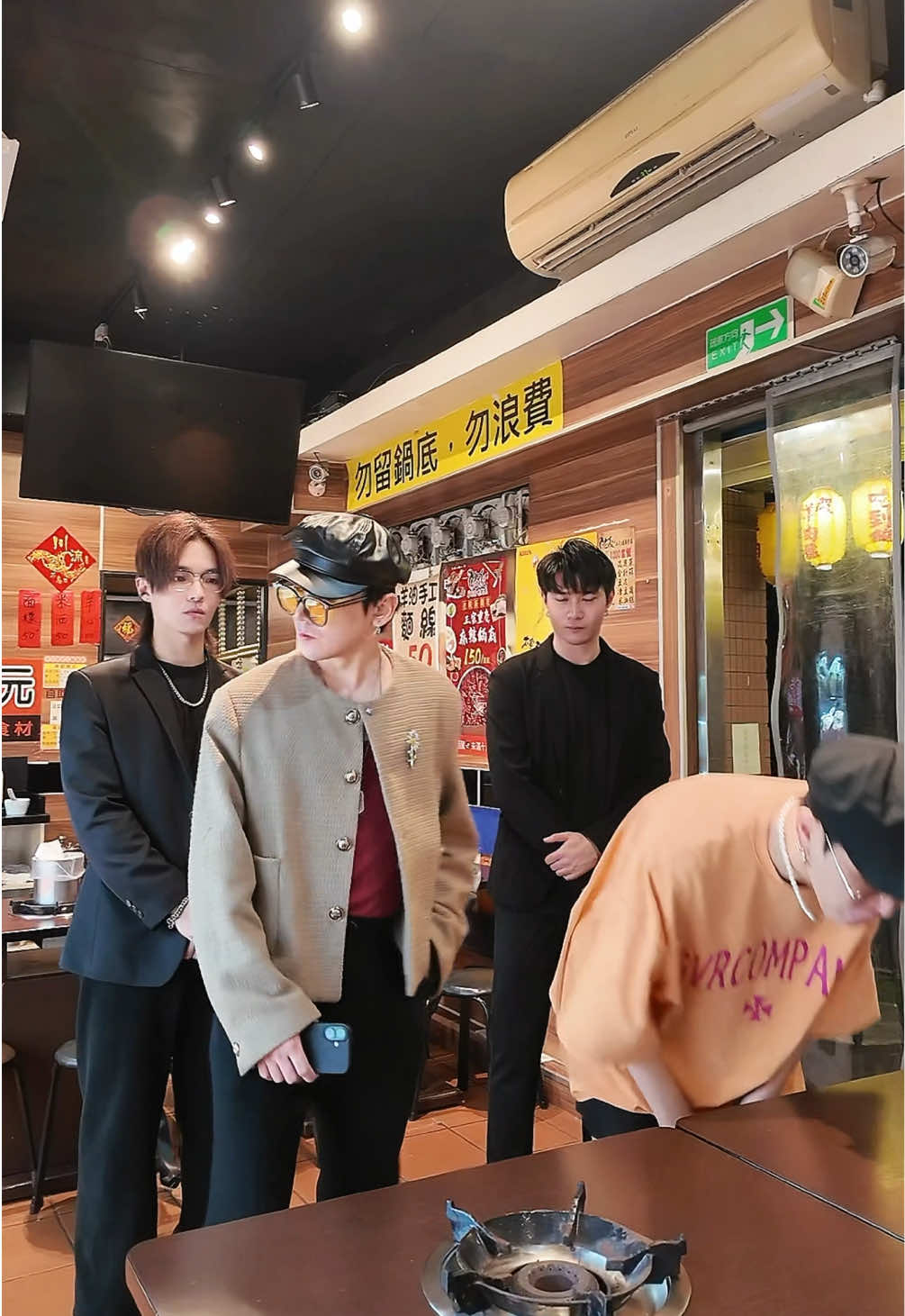 當兩個GD病的FAM去吃羊肉爐就會是如此荒謬… 感謝羊肉爐老闆提醒😂 #fam #gdragon #gd #takeme #羊肉爐 