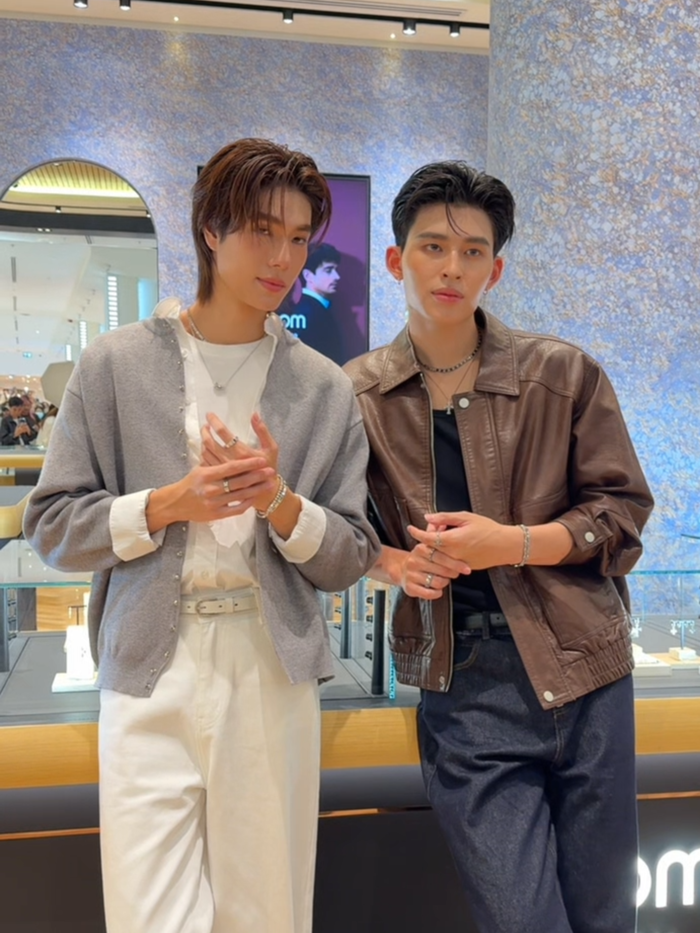 They’re so shine. ✨ #PondPhuwin ร่วมงานเปิด Flagship Store แห่งใหม่ ของ APM MONACO ณ ชั้น 1 สยามพารากอน #APMMonaco #APMMonacoTH #ppnaravit #phuwintang #SiamParagon