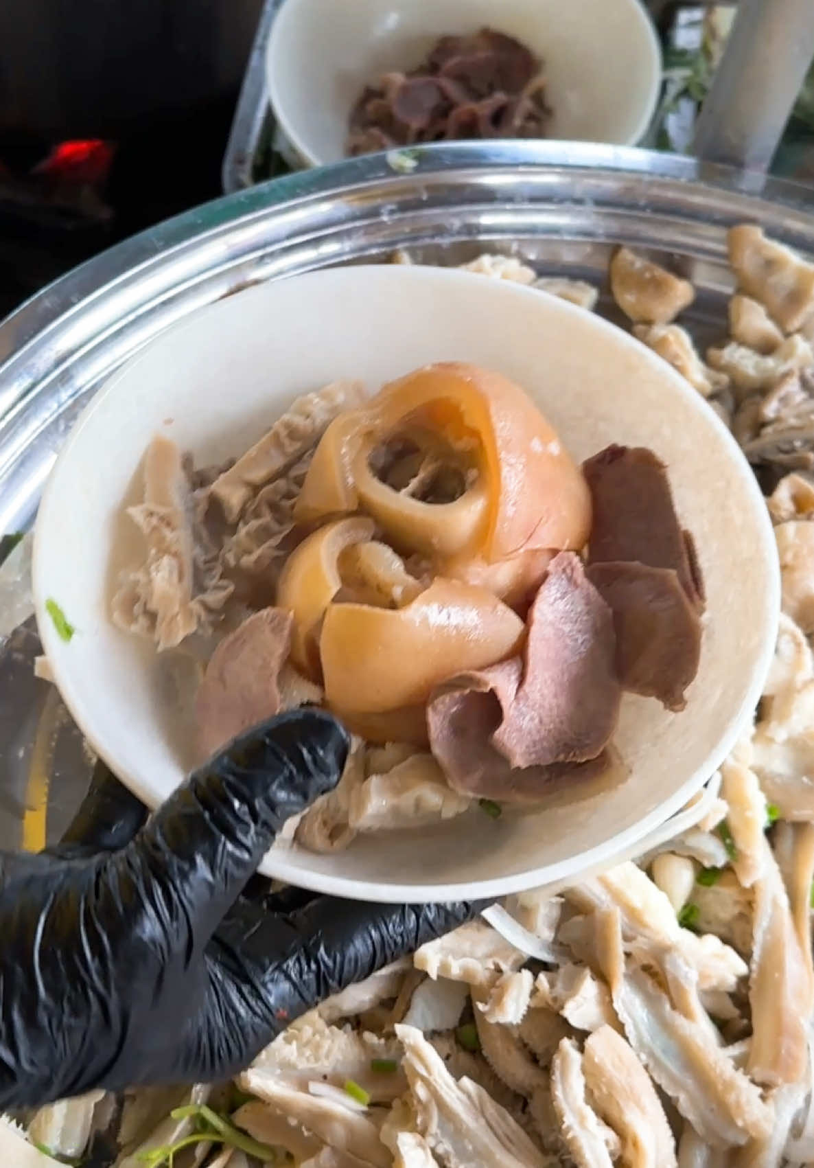 Tô cháo giò bò mix nạm lòng bò thập cẩm ở Cháo Bò 99 đúng kiểu “đậm chất thịt, ngọt lòng người ăn” 🥣✨. Giò bò dai nhẹ, nạm thì mềm tan, lòng bò giòn sần sật — tất cả nằm gọn trong lớp cháo sánh mịn, thơm lừng, vừa húp vừa xuýt xoa mà thấy ấm bụng ghê luôn 🤤. Vị cháo ngọt thanh từ xương, thêm tí beo béo của bò nấu kỹ, ăn tới đâu là mê tới đó. Kéo ngay team ăn đêm chân ái, team ghiền đồ bò chính hiệu hay mấy đứa thích vừa ăn vừa tám chuyện qua trải nghiệm — một tô thôi là đủ “chốt đơn no nê” liền ❤️🔥. #Chaobo99 #LearnOnTikTok #ancungtiktok #riviewanngon #xuhuongtiktok 