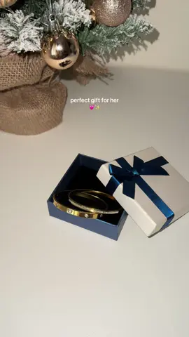 It comes with a box, perfect for a gift. 🎁 💓 #braceletforwomen #bracelet #womensbracelet #bangles #giftingseason 
