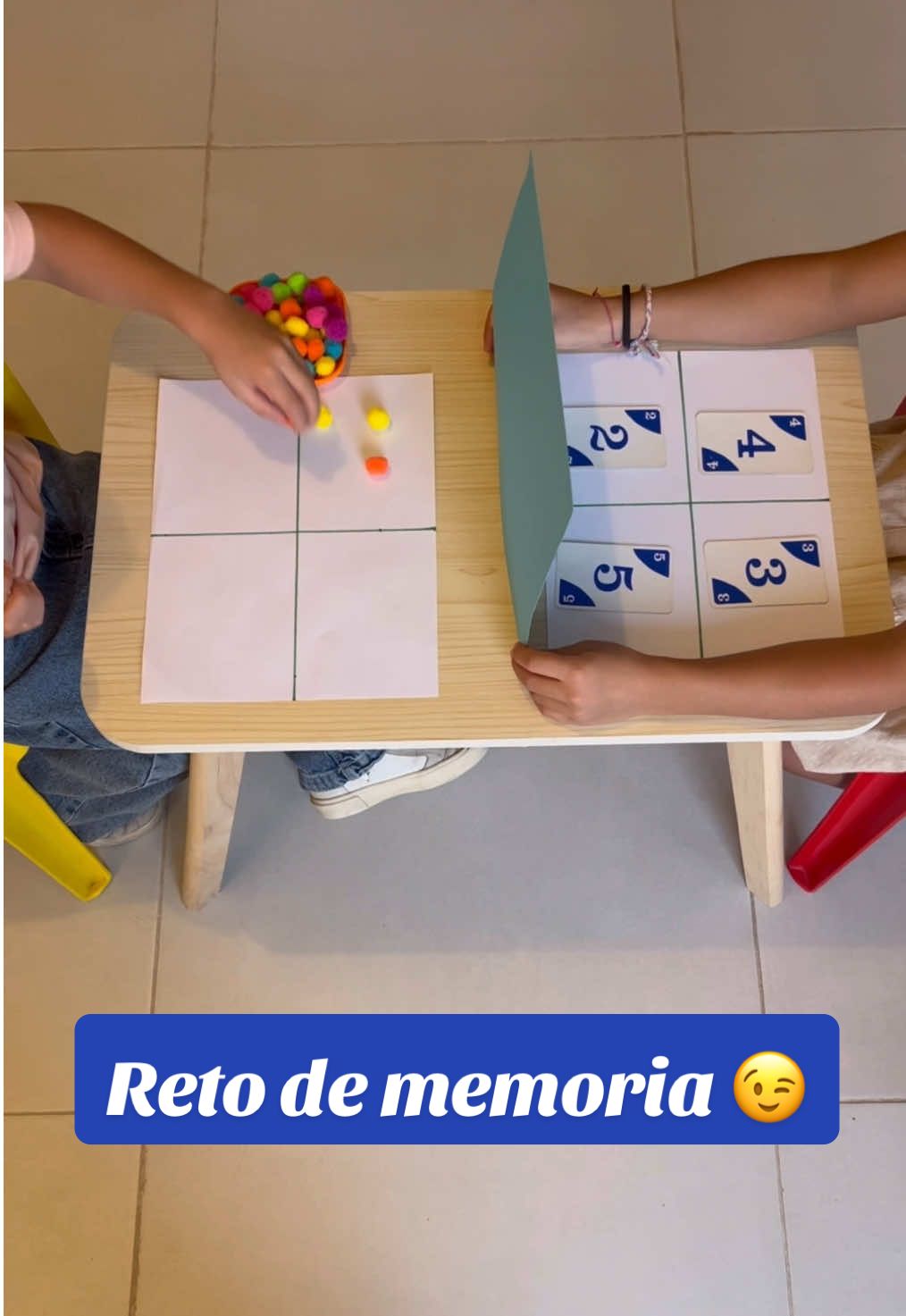 ¿Qué tanto puedes recordar? 👀🧠 Una actividad sencilla y divertida donde los niños ejercitan su mente mientras juegan.  Nivel 1 👉 recordar la cantidad 🔢 Nivel 2 👉 recordar cantidad + color 🌈 Áreas que se trabajan: 🔹 Memoria visual y de trabajo 🔹 Atención y concentración 🔹 Razonamiento lógico-matemático 🔹 Asociación número–cantidad 🔹 Discriminación de colores 🔹 Organización espacial 🔹 Autorregulación y paciencia #kidsactivities #homeactivitieswithkids #aprendemosjugando 