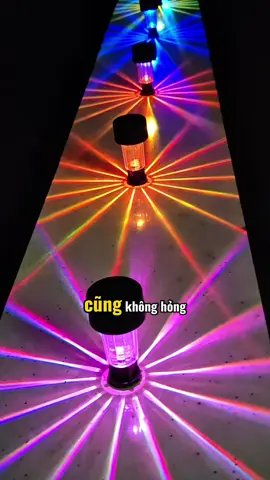 Đèn lan can năng lượng mặt trời mà bạn đang tìm kiếm sẽ tự động sạc vào ban ngày và chiếu sáng suốt đêm!! #dennangluongmattroi #densanvuon #thietthuc #dentrangtringoaitroi #jizonguyen 
